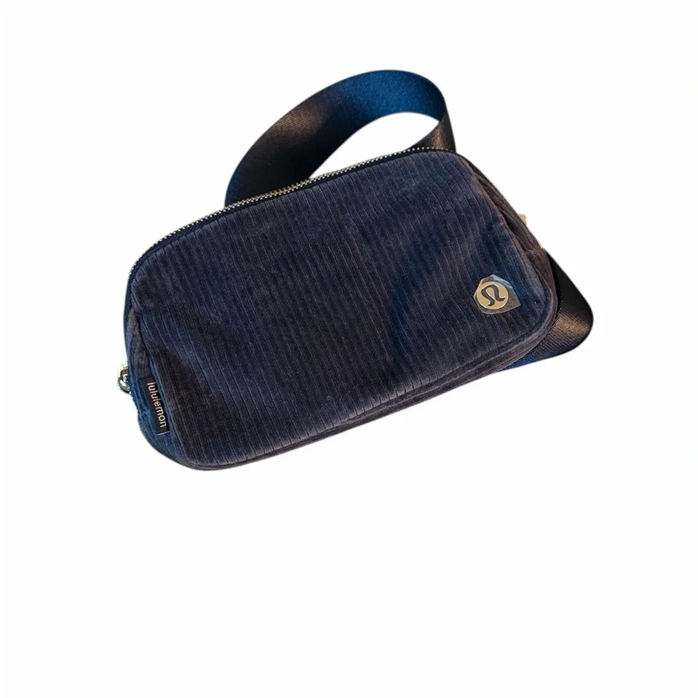 NWT Lululemon Everywhere Belt Bag - Picture 2 of 3